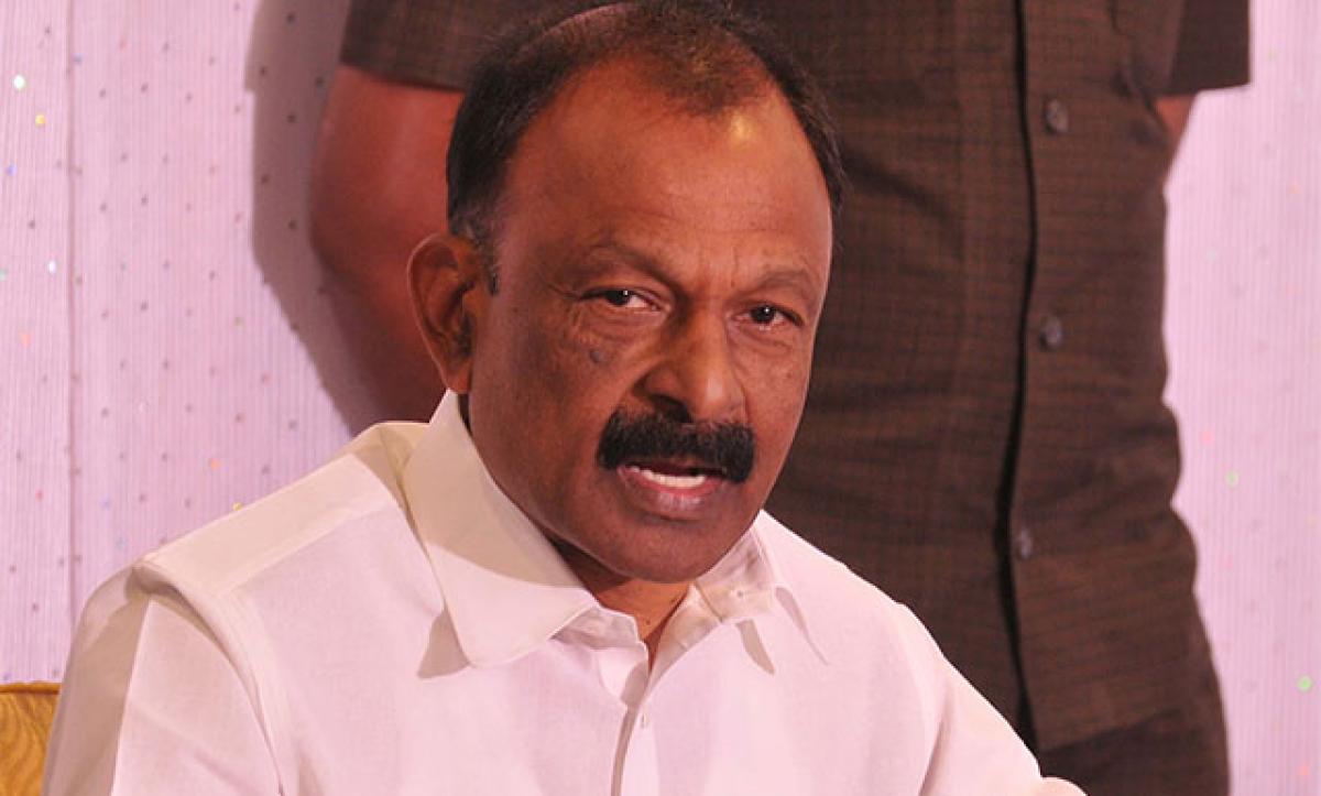 Raghuveera Reddy demands Centre to scrap Rs 2000 notes